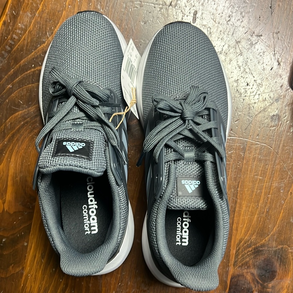 Never worn adidas cloud foam comfort